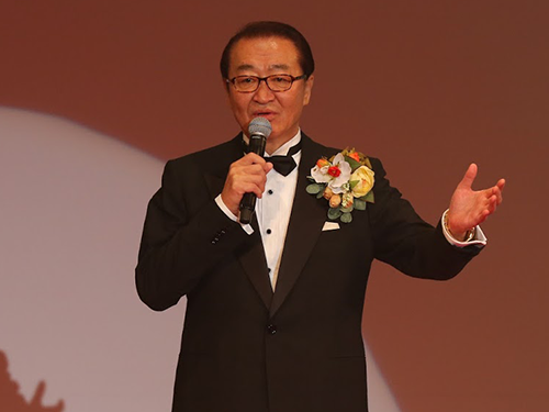 あいさつする新川紗敏会長